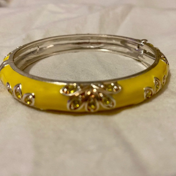 Pretty enamel snap bracelet Yellow with Gold tone flower accents - Picture 9 of 12